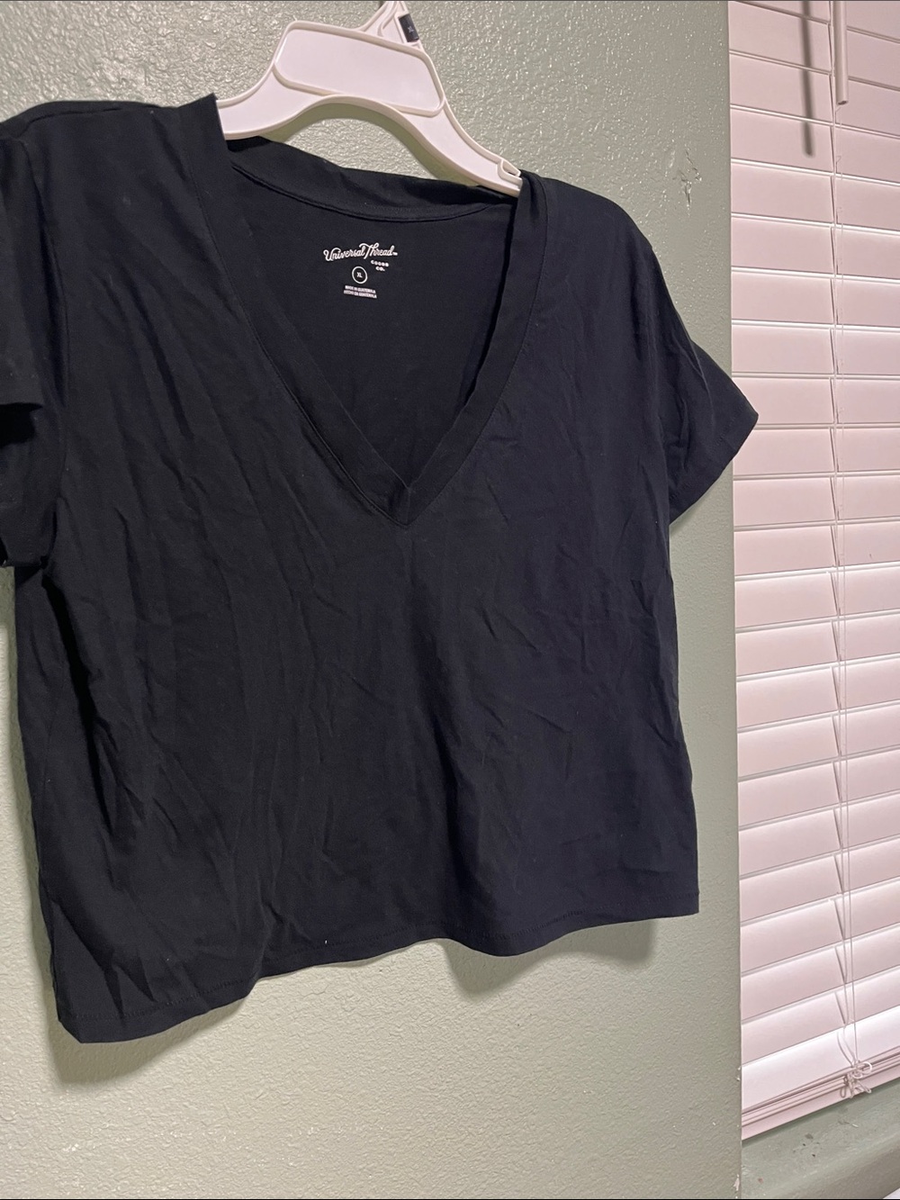 Universal Thread Black V-Neck Short Sleeve Tee